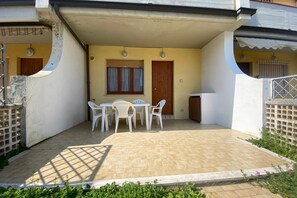 Outdoor dining - M270 - Marcelli, three-room apartment with porch 100 meters from the sea (Numana)