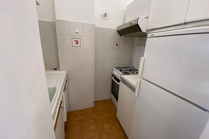 Fridge, oven, dining tables - M270 - Marcelli, three-room apartment with porch 100 meters from the sea (Numana)