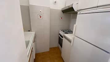 Frigorifero, forno, tavolo da pranzo