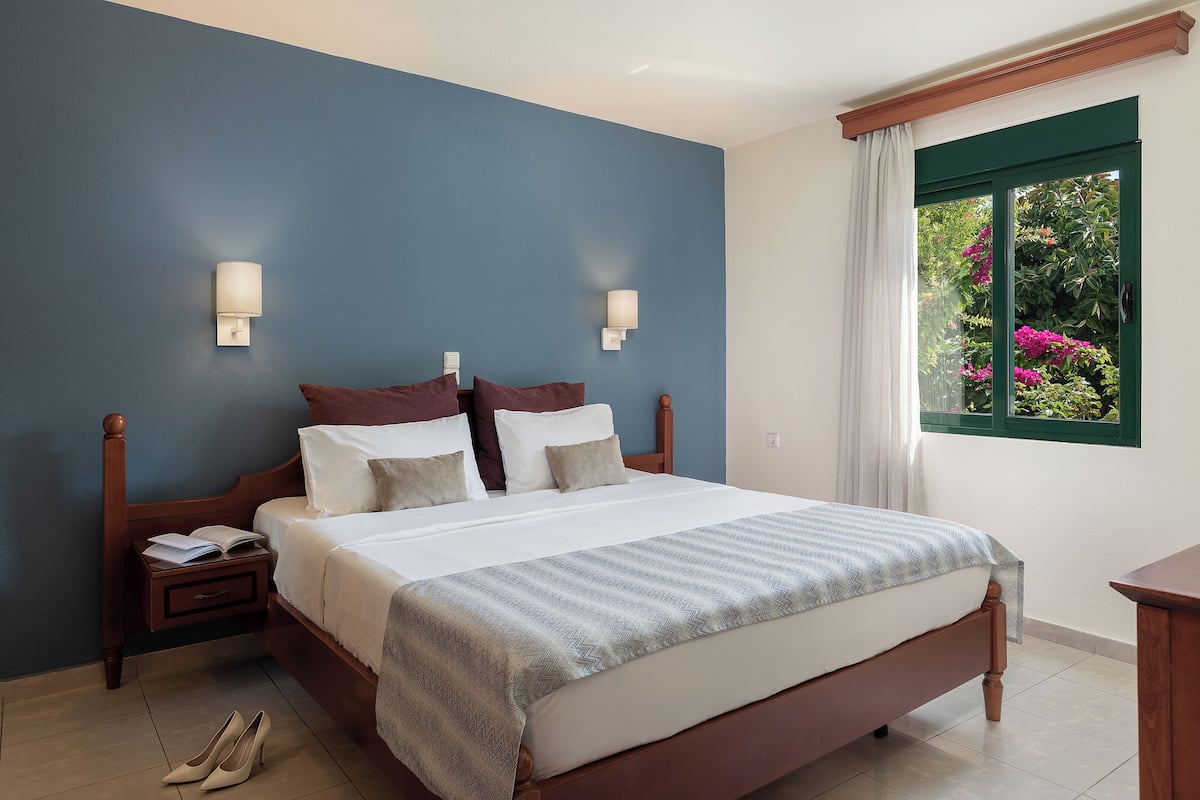 2 bedrooms, in-room safe, iron/ironing board, free WiFi
