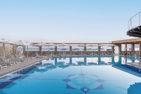 Una piscina al aire libre de temporada