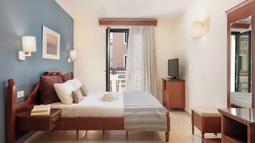 Studio, Inland View | In-room safe, iron/ironing board, free WiFi, bed sheets