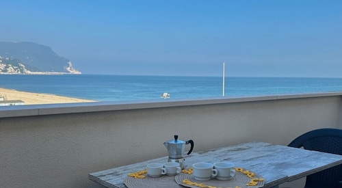 RS322 - Marcelli, seafront two-room apartment with beach included