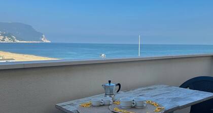 RS322 - Marcelli, seafront two-room apartment with beach included