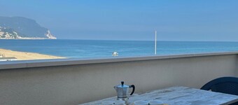 RS322 - Marcelli, bilocale fronte mare con spiaggia inclusa