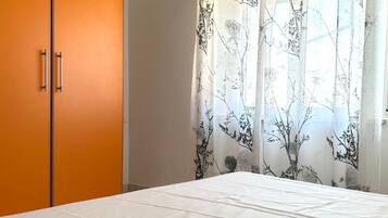 1 bedroom, bed sheets