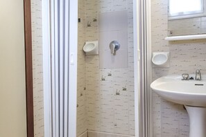 Bruser, bidet, håndklæder