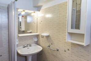 Bruser, bidet, håndklæder