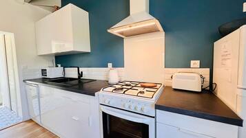 Een koelkast, een microgolfoven, een oven, een kookplaat