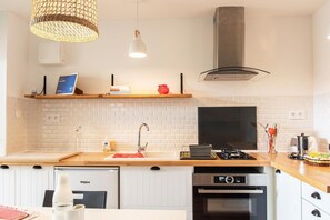 Frigorífico, microondas, horno y placa de cocina