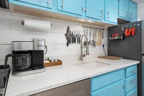 Fridge, microwave, oven, stovetop - OceanFront-Fireplace-sleeps4-Balcony-King-HBO (Ocean City)
