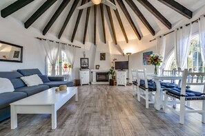 TV - VILLA MARIA - Villa with sea views and private pool (Calpe)