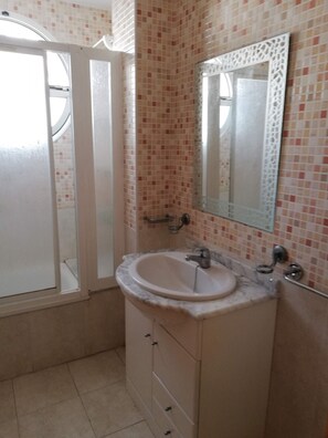 Bathtub, towels