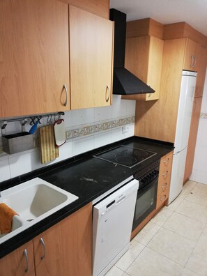 Réfrigérateur, micro-ondes, four, cafetière/bouilloire