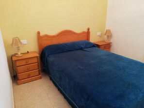 3 habitaciones, tabla de planchar con plancha y ropa de cama 