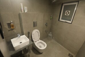 Deluxe Room | Bathroom | Shower, rainfall showerhead, free toiletries, towels