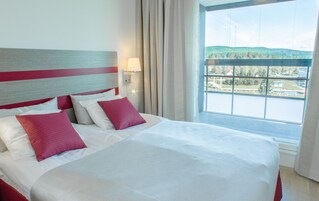 Tabla de planchar con plancha, wifi gratis y ropa de cama 