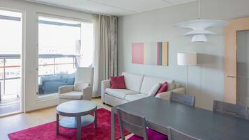 Een 32-inch flatscreentelevisie met kabelzenders en televisie