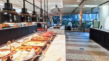 Sarapan bufet setiap hari (EUR 19 seorang)