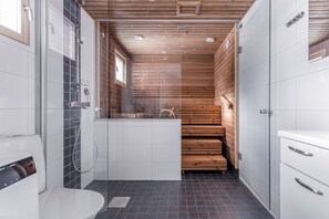 Een douche, een haardroger, een bidet, handdoeken