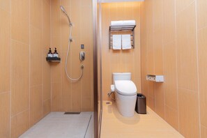 A bathroom with a shower, toilet, and a towel rack. - Ji Hotel (Hangzhou)
