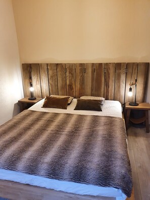 3 dormitorios, tabla de planchar con plancha, cuna de viaje