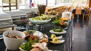 Un buffet proposant divers plats et assortiments de couverts.