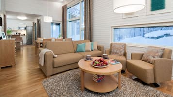 Duplex, 2 quartos, sauna seca | Sala de estar | Smart TV 42 polegadas com canais digitais, TV, DVD player