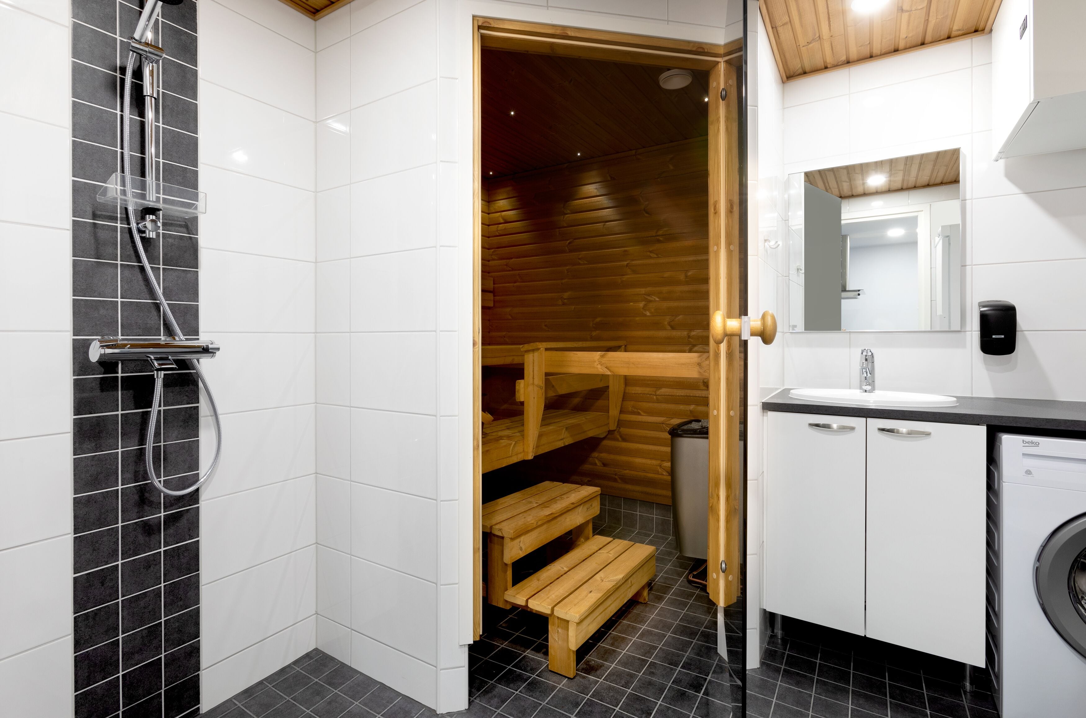 Apartamento, 2 habitaciones (53m2) | Baño | Ducha, secador de pelo y bidé