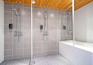 Lejlighed - 4 soveværelser (128m2) | Badeværelse | Bruser, hårtørrer, bidet