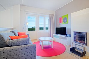 Apartamento, 2 habitaciones (94m2) | Sala de estar | Televisión de pantalla plana de 32 pulgadas con canales digitales