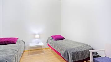 Apartment, 2 Bedrooms (79m2) | 2 bilik tidur, katil bayi/kot (surcaj), Wi-fi percuma, cadar katil