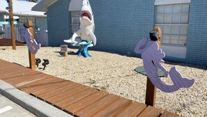Un edificio con una escultura de tiburón en su fachada.