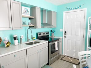 Kjøleskap, mikrobølgeovn, ovn og kokeplater