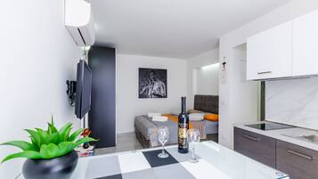 Estúdio (Apartment Lea - Studio Apartment) | Opções para refeição no quarto
