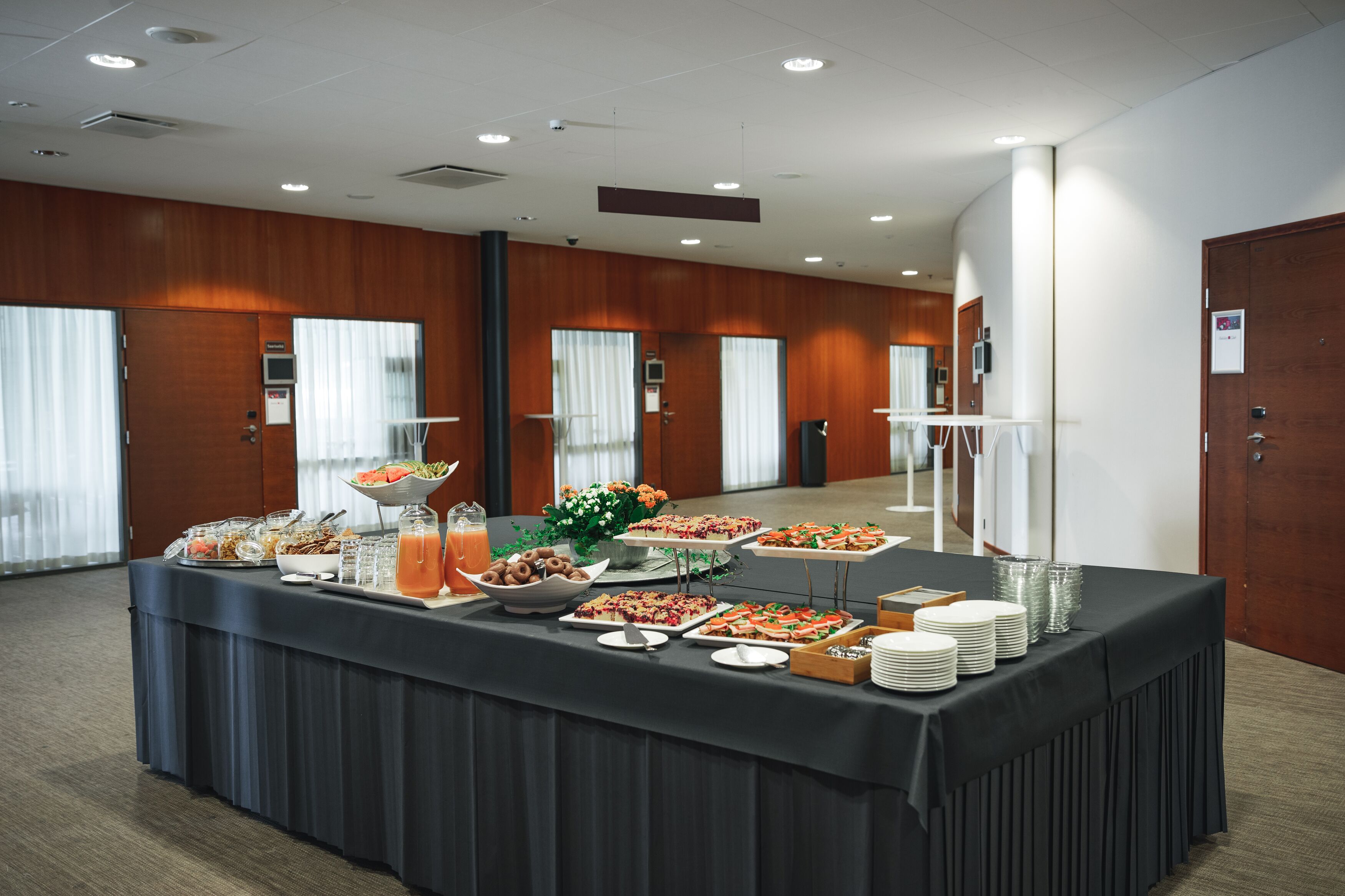 Een buffet tafel met diverse gerechten en een drankstation in een hotelkamer.