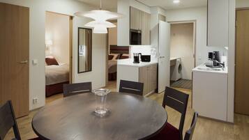 Appartement, 3 chambres, balcon, dans les dépendances | Cuisine privée | Grand réfrigérateur, micro-ondes, four, lave-vaisselle