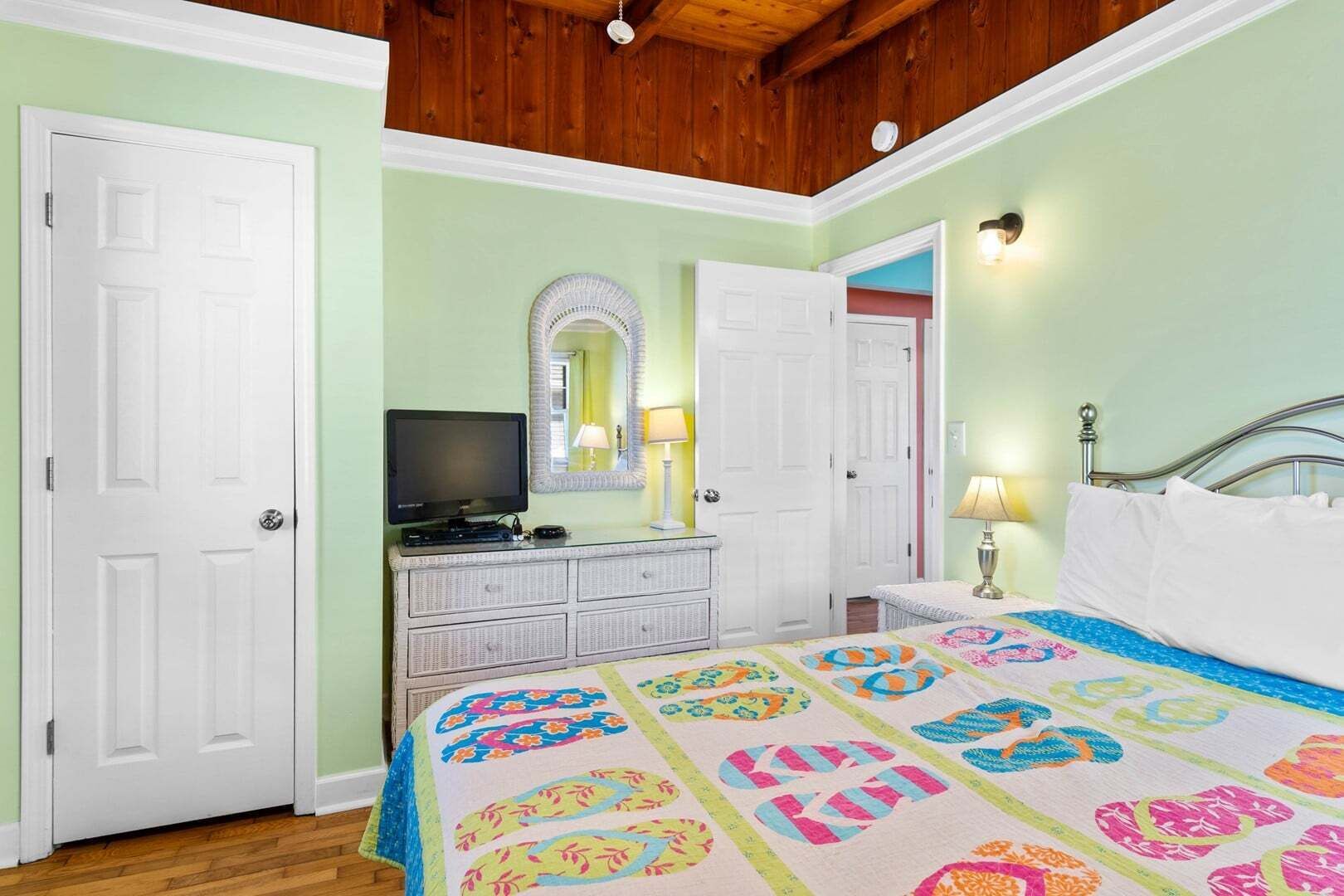 3 bedrooms, blackout drapes, free WiFi, alarm clocks
