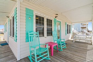 Terrace/patio - A Peace Of The Sea / 2514 W Beach Drive (Oak Island)