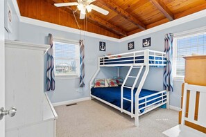 3 bedrooms, blackout curtains, free WiFi, alarm clocks - A Peace Of The Sea / 2514 W Beach Drive (Oak Island)