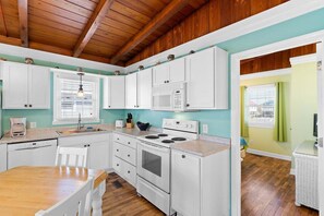 Fridge, microwave, oven, stovetop - A Peace Of The Sea / 2514 W Beach Drive (Oak Island)