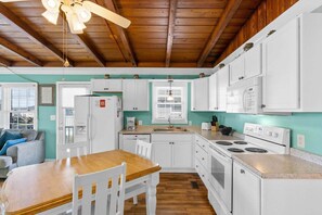 Fridge, microwave, oven, stovetop - A Peace Of The Sea / 2514 W Beach Drive (Oak Island)