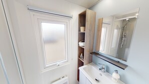 Dusche, Haartrockner, Seife, Toilettenpapier
