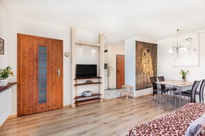 Leilighet, 1 soverom, balkong, hageutsikt | Oppholdsrom