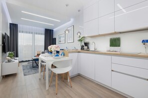 Microondas, lavavajillas, cafetera/tetera, tetera/pava eléctrica