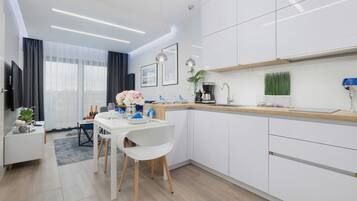 Mikrowelle, Geschirrspüler, Wasserkocher mit Kaffee-/Teezubehör