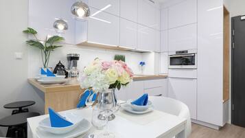 Microwave, dishwasher, coffee/tea maker, electric kettle