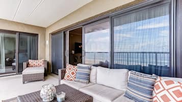 Condo, 3 Bedrooms | Living area