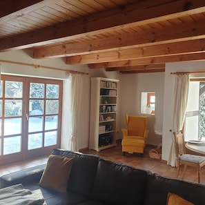 Een smart-tv, een open haard en boeken