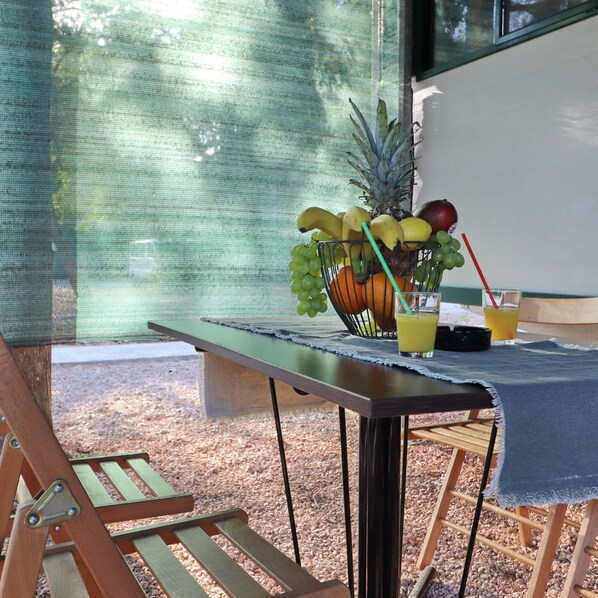 Outdoor dining - Camp Korčula Mobile Homes (Korcula)